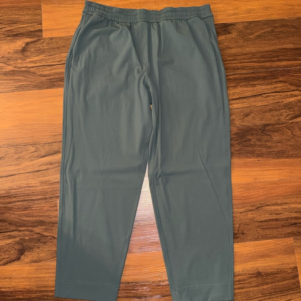 lululemon women’s Green Tapered Leg Mid Rise Pants